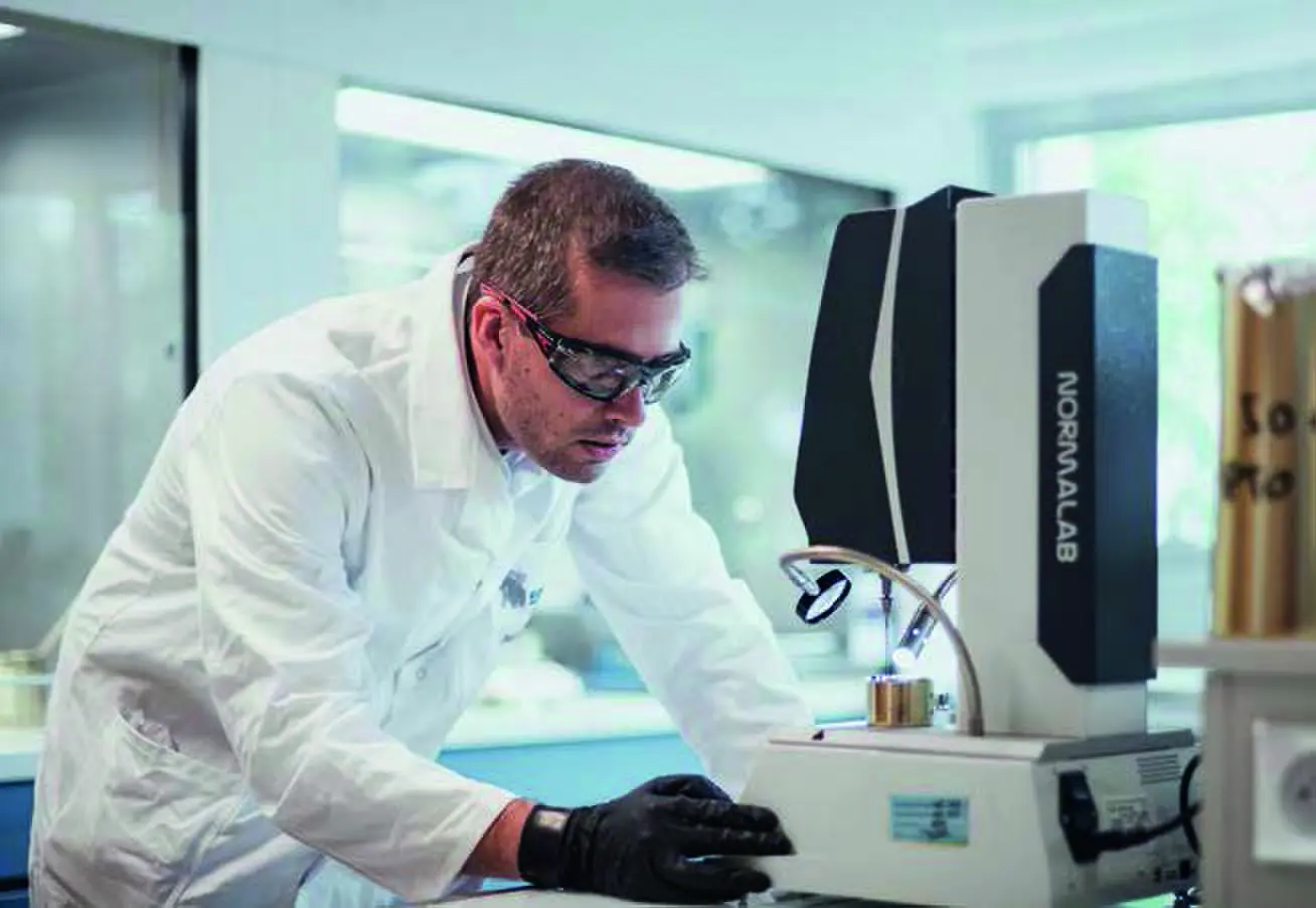 Chercheur effectuant une mesure en laboratoire