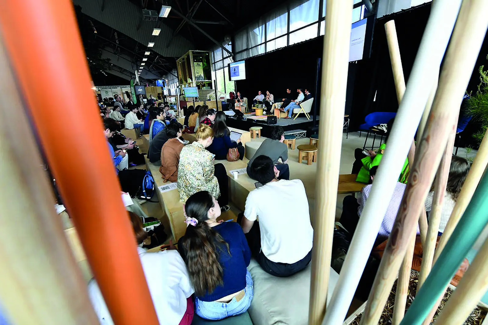 Visiteurs sur un stand