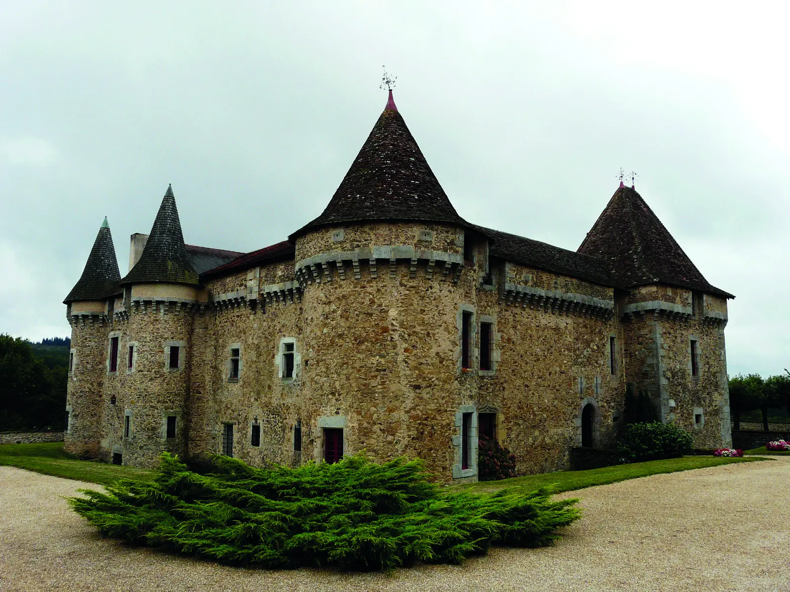 Le château de Vieillecour et ses tours coniques