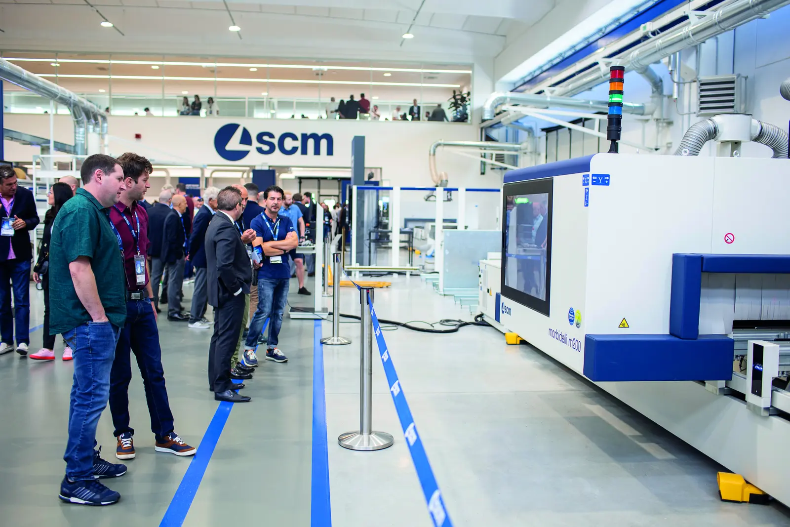 Visiteurs devant un centre d&rsquo;usinage dans le showroom SCM du Technology Center