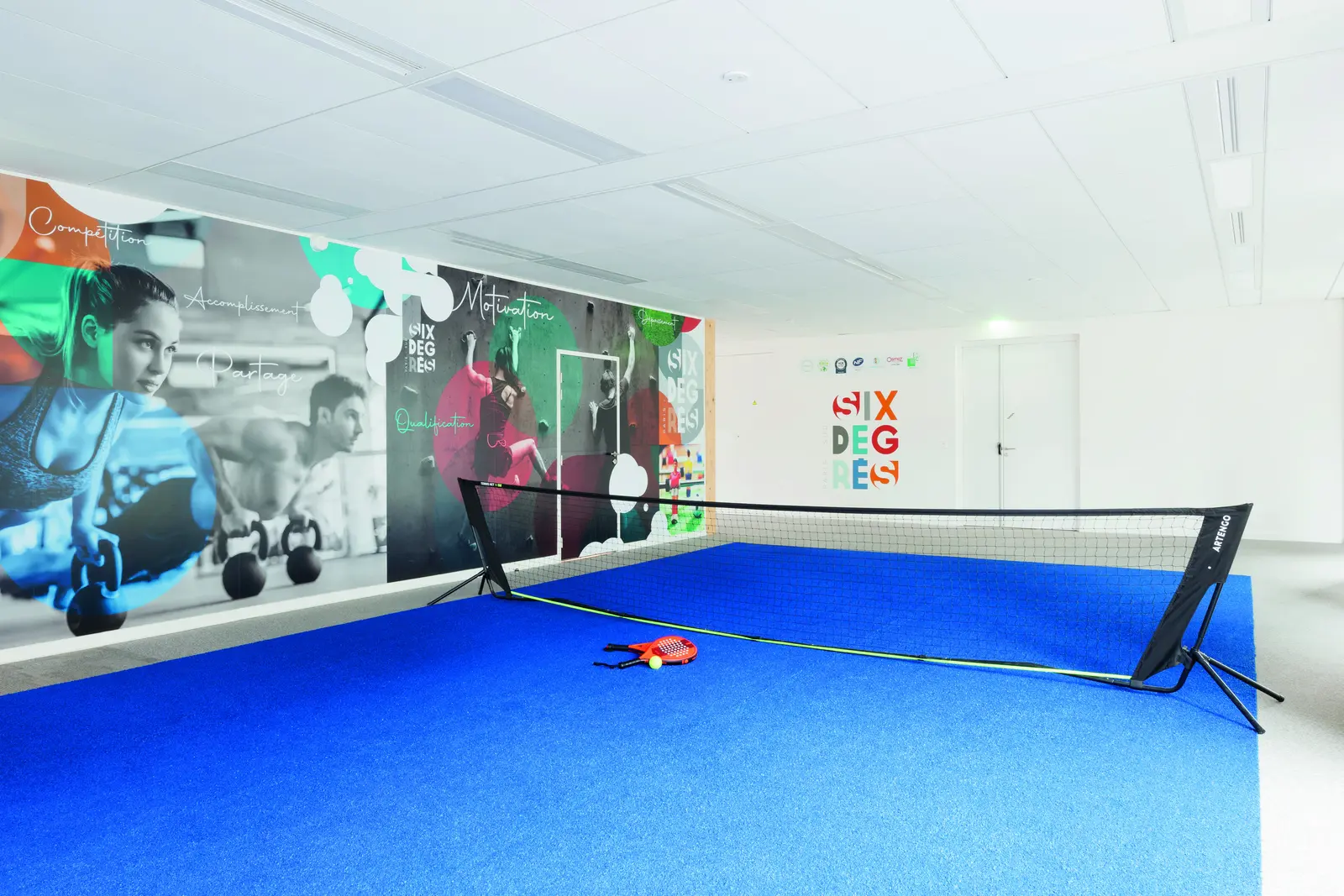 Salle de sport au sol bleu
