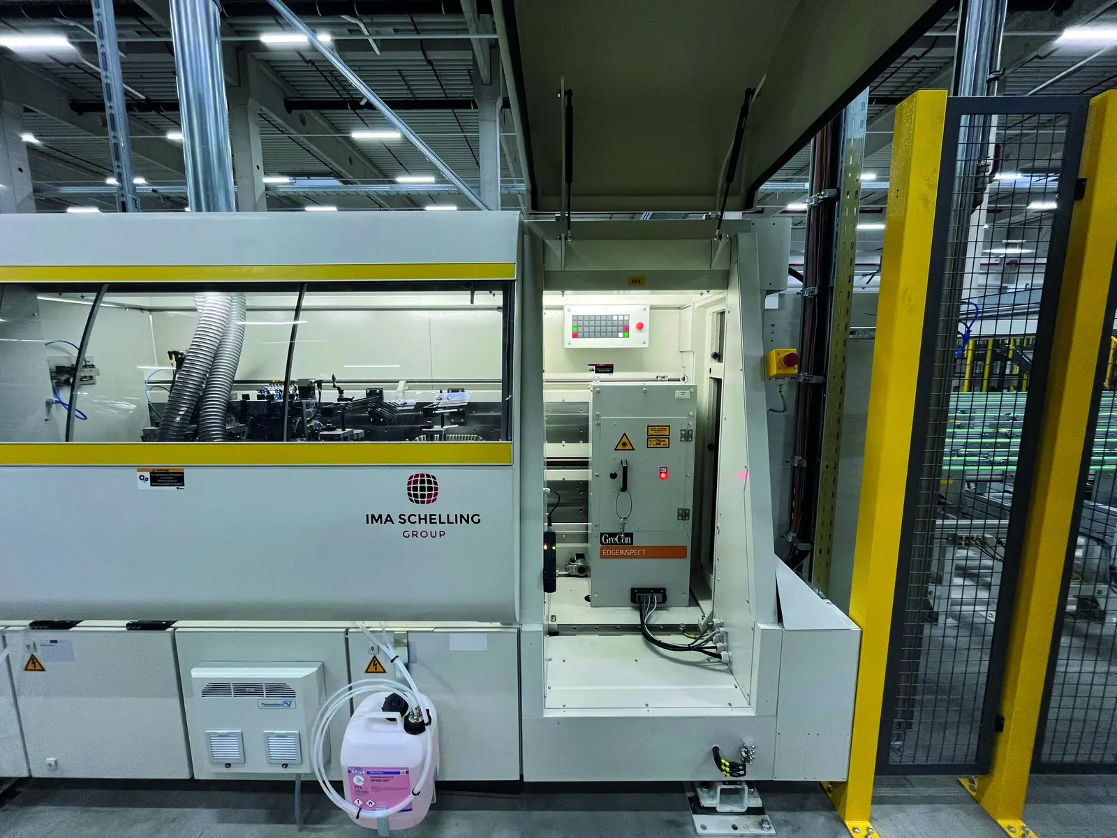 Système EDGEINSPECT installé sur une plaqueuse de chants en atelier