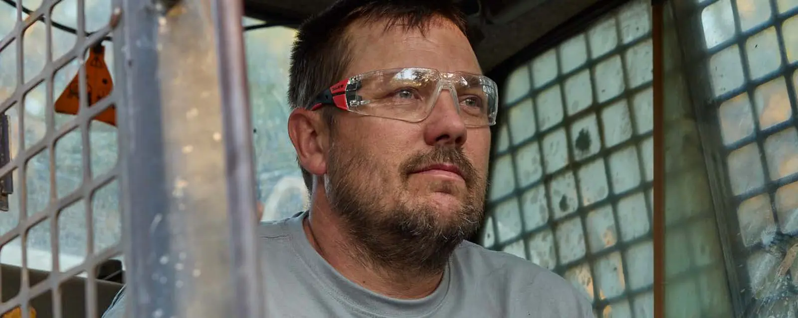 Professionnel portant des lunettes de protection
