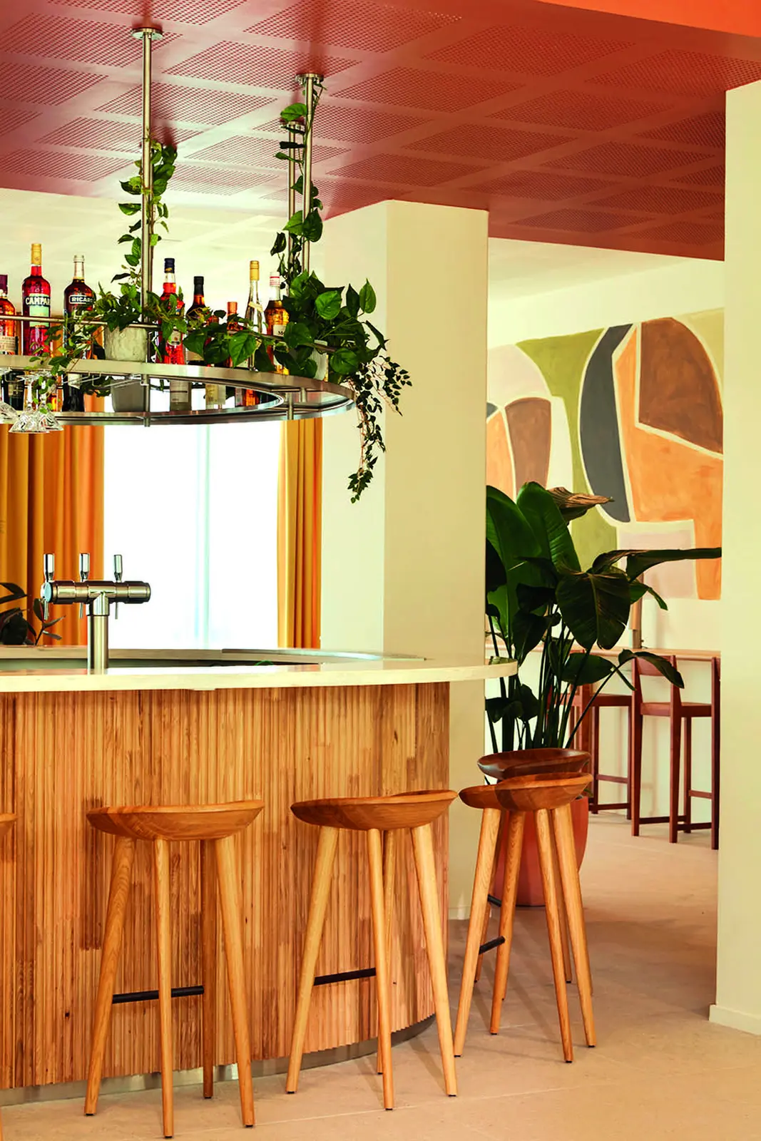Bar en bois cannel&eacute; de l'h&ocirc;tel Okko Rosa Parks