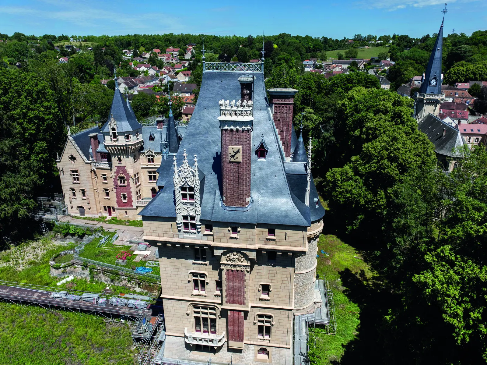 Façade du château de Vigny vue du ciel