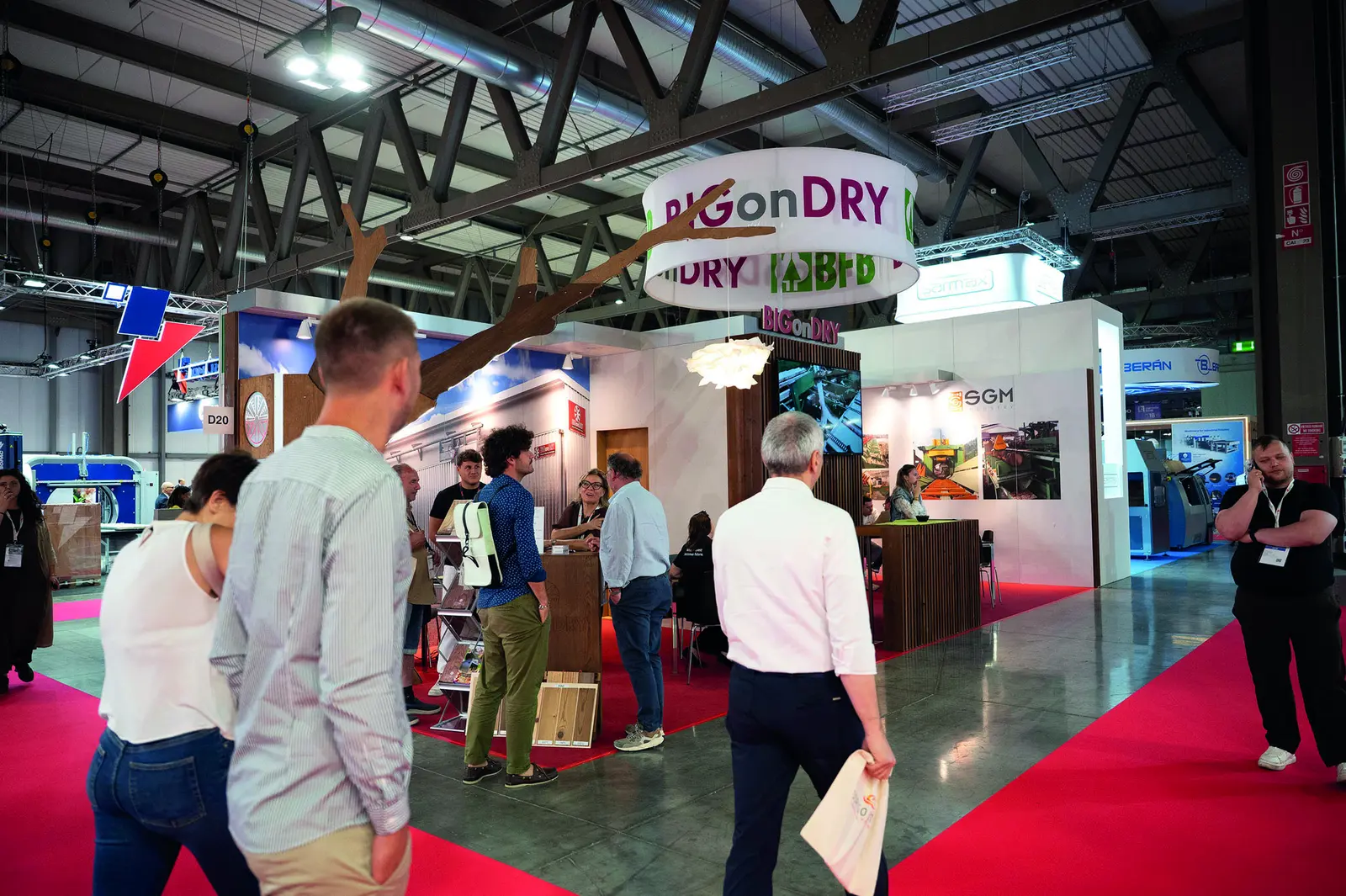 All&eacute;e du salon avec des stands d&rsquo;exposants