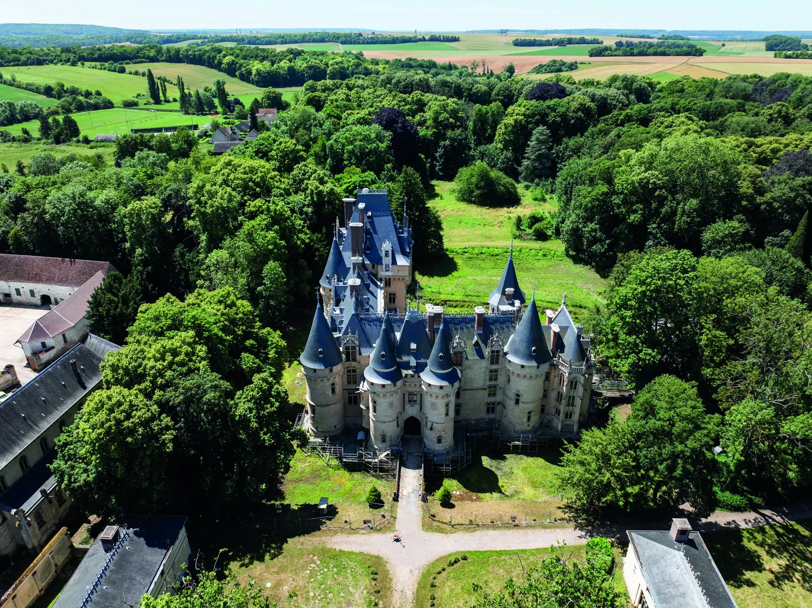 Vue aérienne du château de Vigny dans son parc