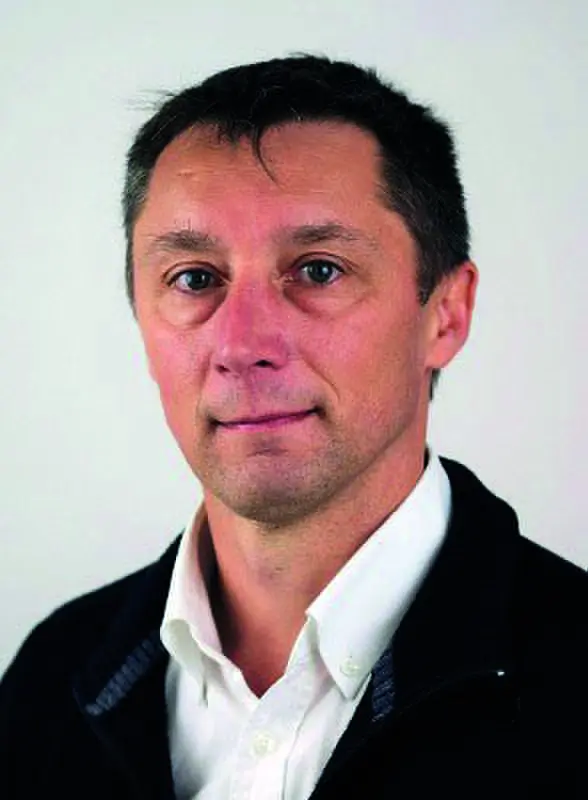 Portrait d&rsquo;Olivier Cros, en chemise blanche et veste sombre