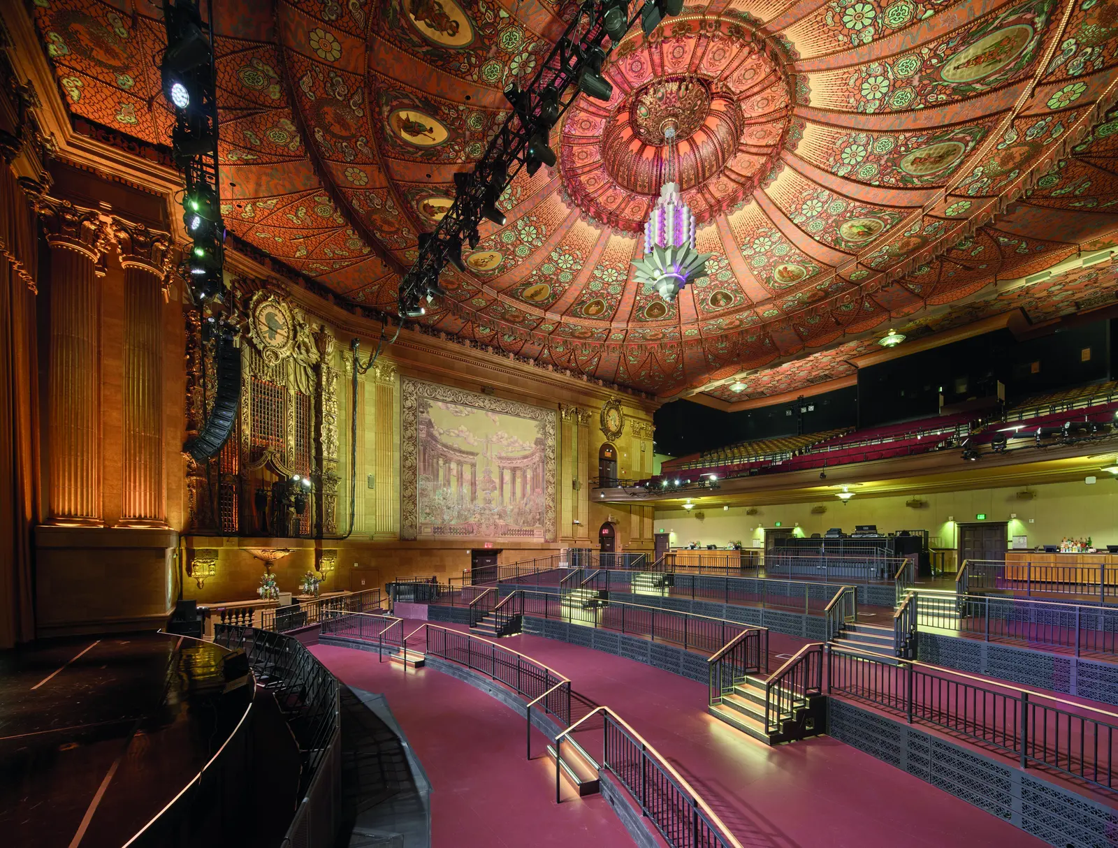 La salle du Castro Theatre vue depuis le c&ocirc;t&eacute; de la sc&egrave;ne