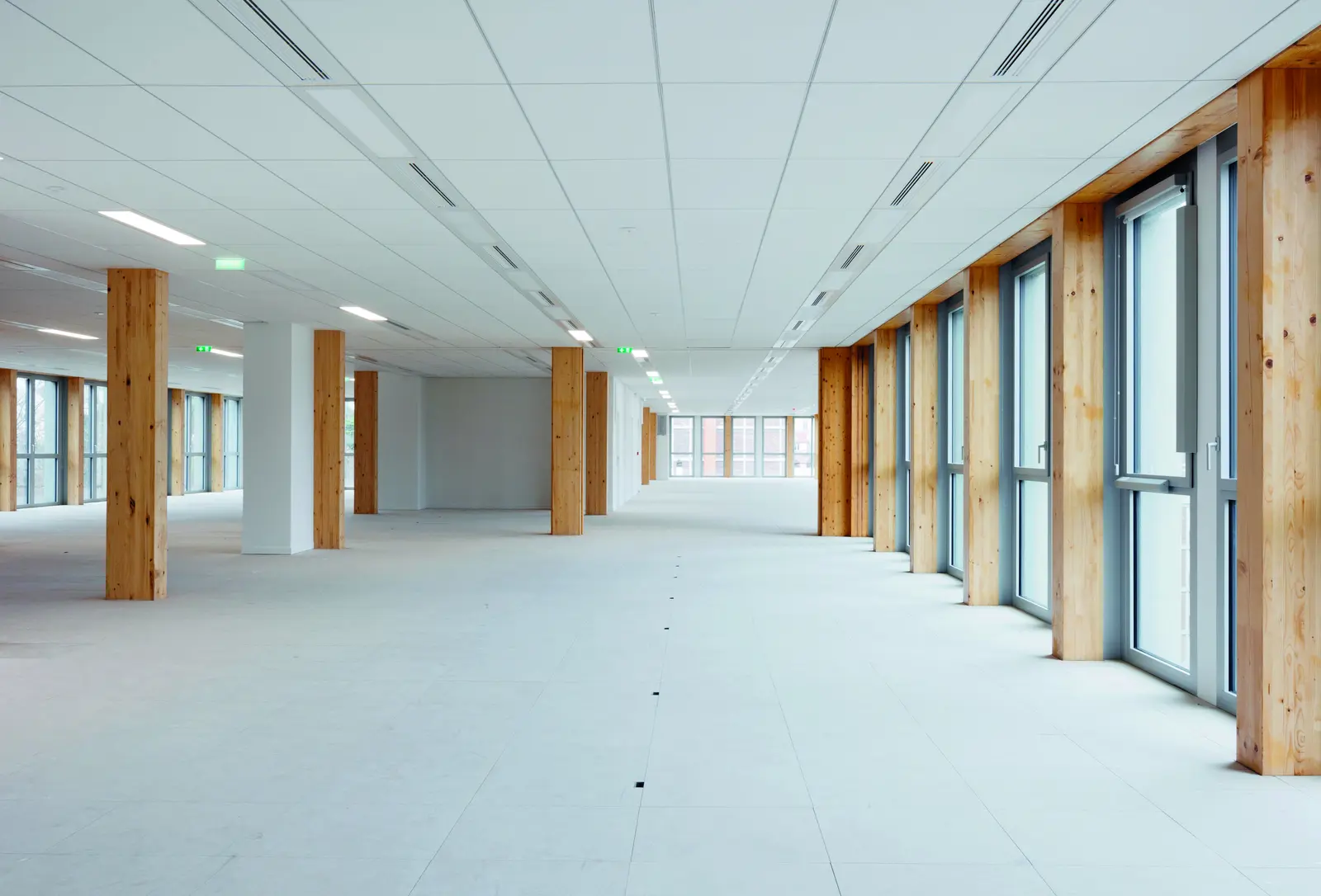Plateau libre sous plafond acoustique blanc