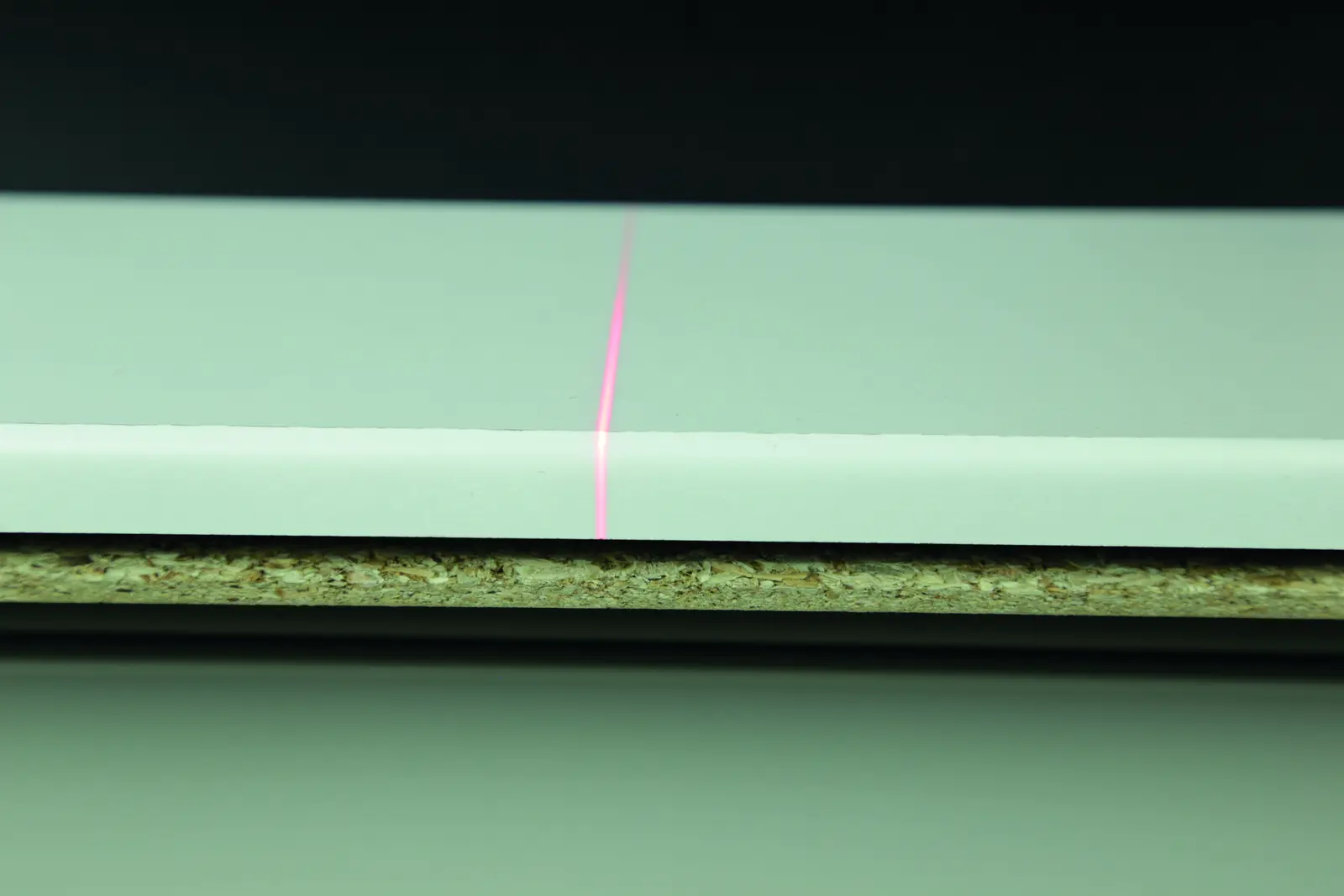 Chant de panneau contrôlé par la ligne laser rouge