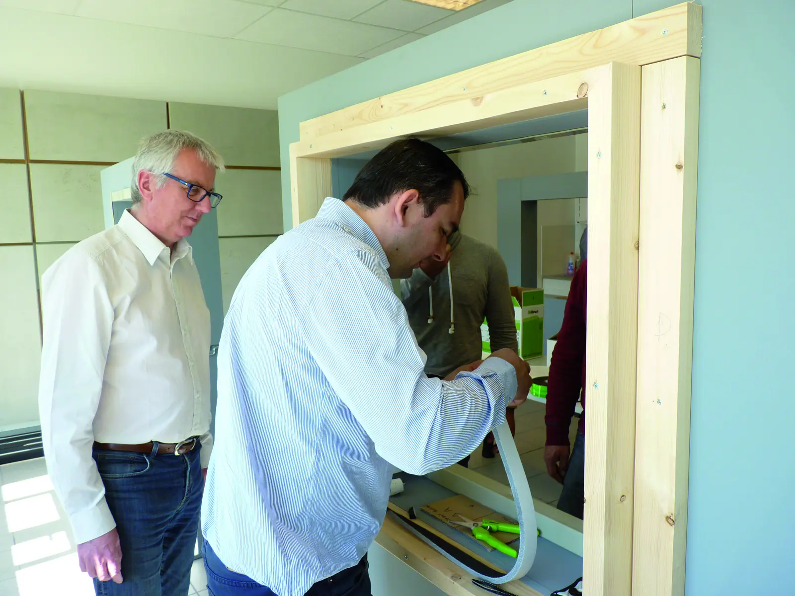 Un stagiaire pose une menuiserie lors d&rsquo;une formation Tremco Illbruck