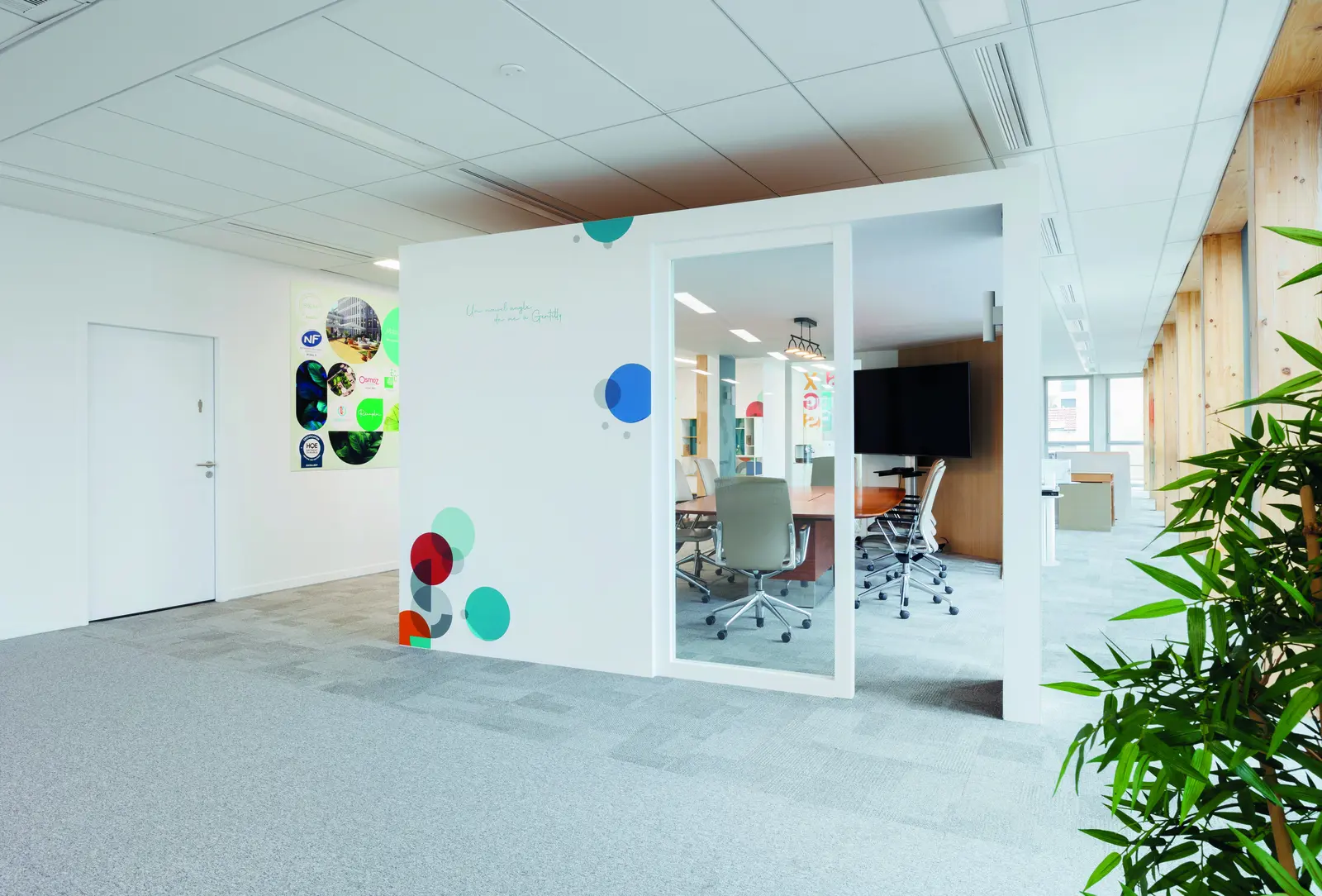 Salle de r&eacute;union vitr&eacute;e dans un plateau de bureaux