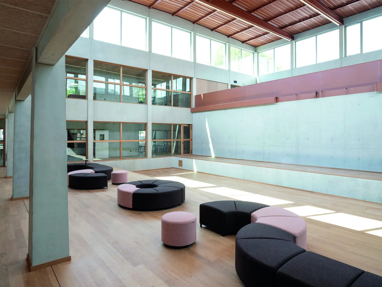 Modules Bend et poufs dans l&rsquo;atrium de l&rsquo;Institut Notre-Dame-de-Saint-Jean