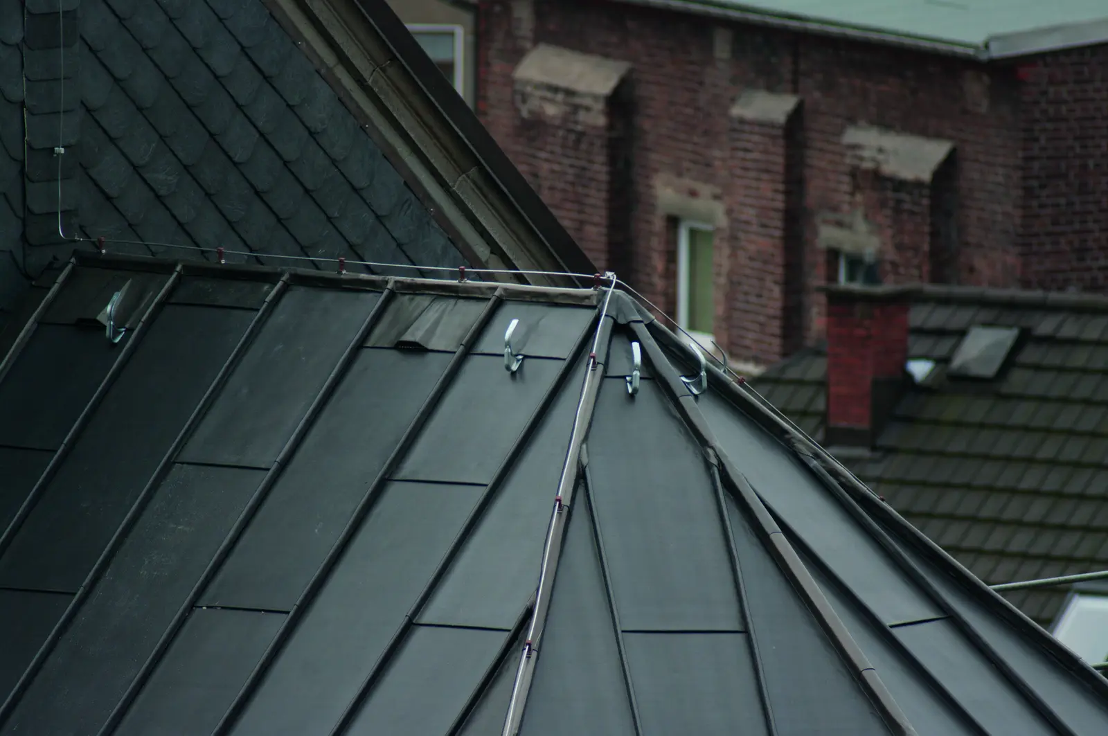 Plomb laminé façonné sur l’angle d’une toiture
