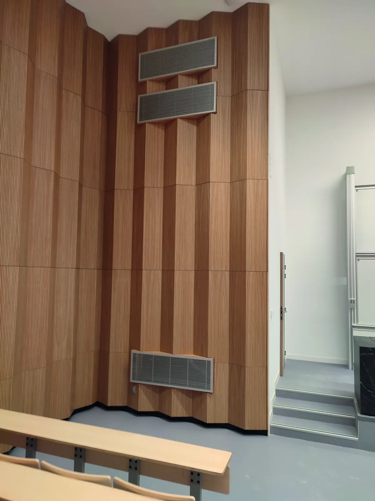 Paroi d&rsquo;amphith&eacute;&acirc;tre en panneaux Malvo acoustiques en ch&ecirc;ne avec grilles de ventilation
