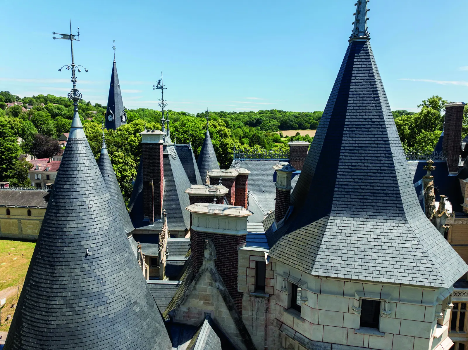 Flèches et toitures coniques en ardoise du château