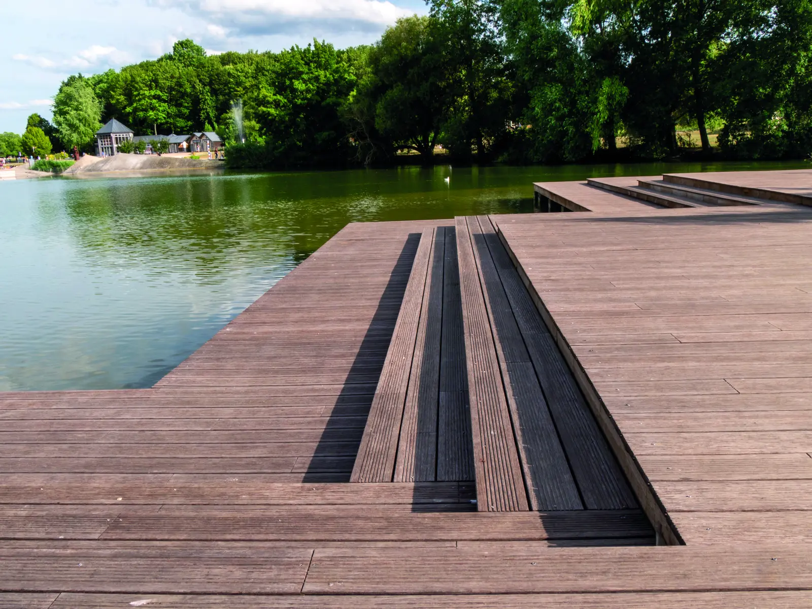 Platelage en bambou au bord du lac