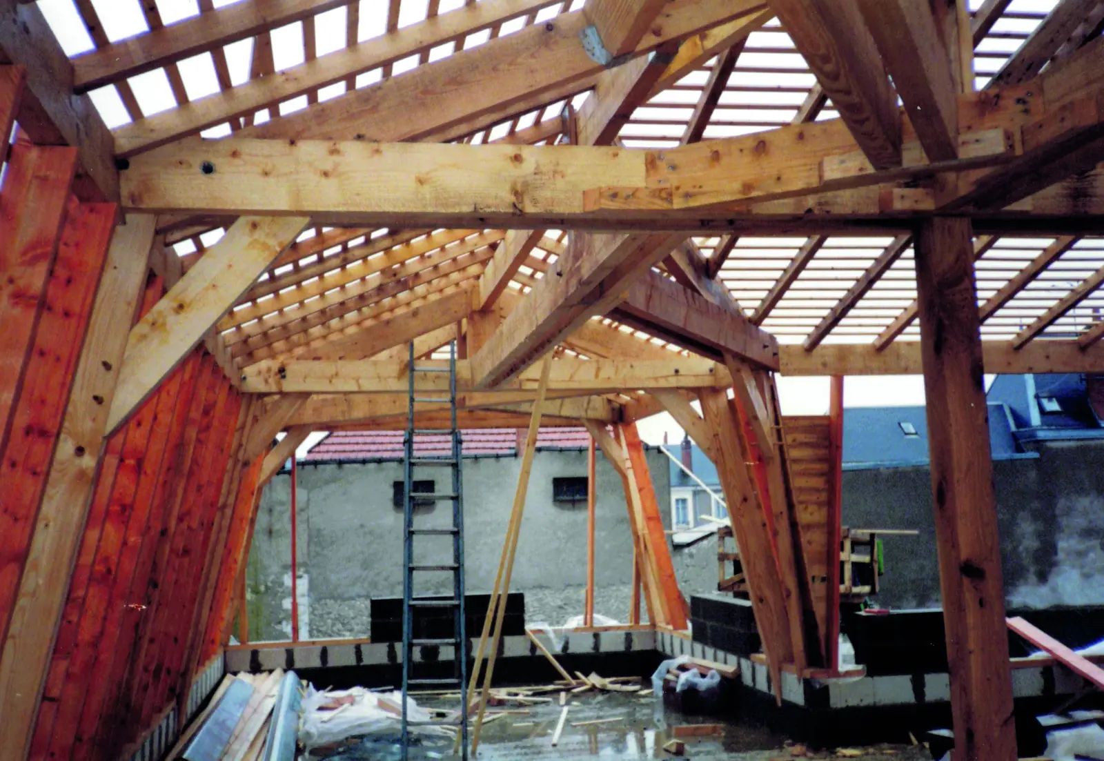 Charpente en bois d&rsquo;un pavillon mansard&eacute; en cours de r&eacute;alisation