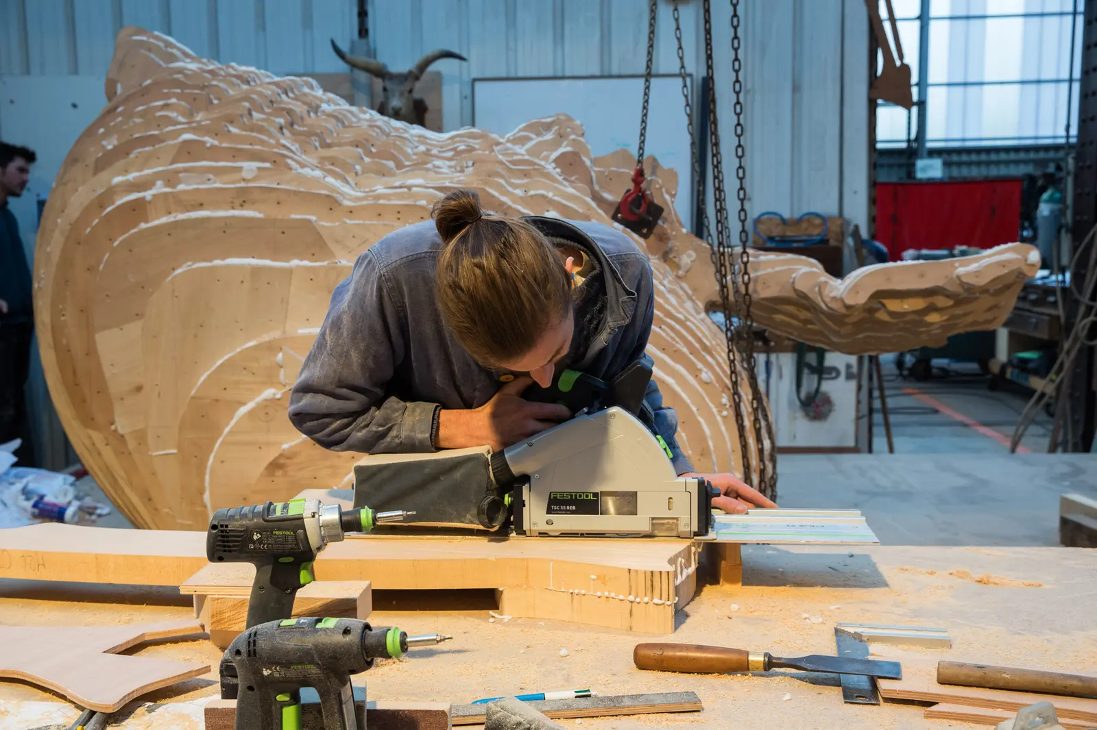 Un artisan sculpte une pi&egrave;ce de l&rsquo;Araign&eacute;e de La Machine avec un outil Festool