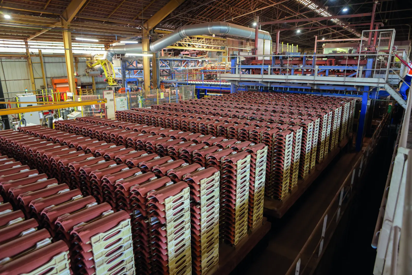 Palettes de tuiles terre cuite rouges dans la zone de dépilage de l’usine