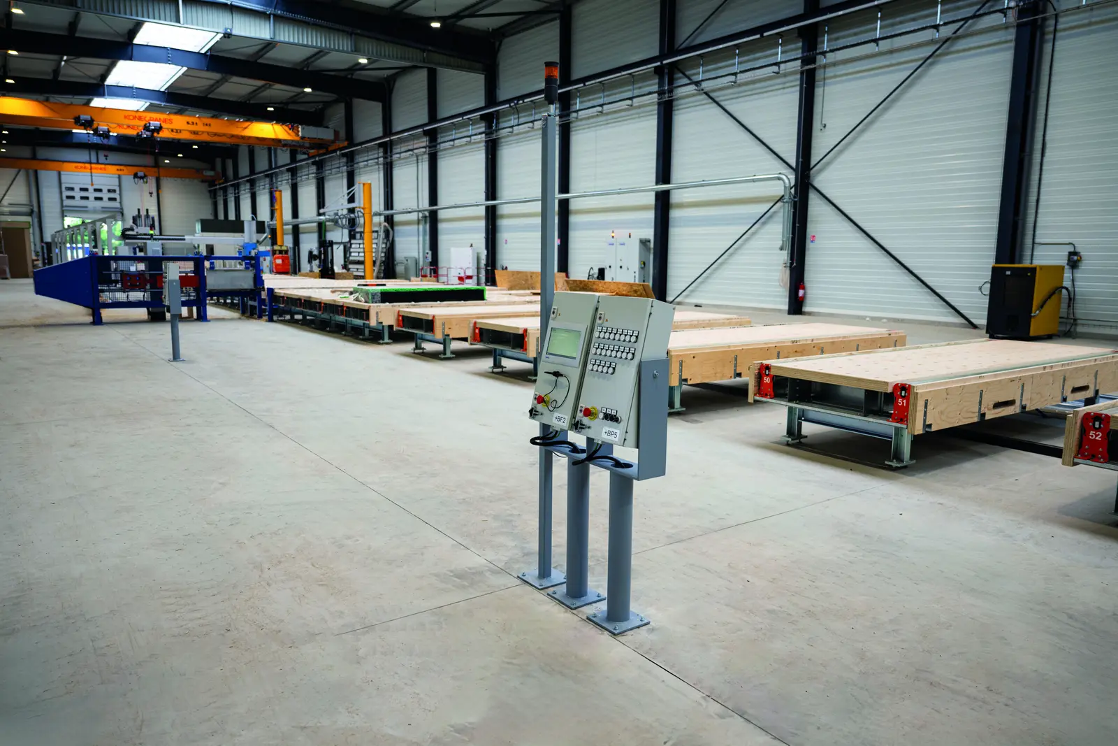 Ligne de production de panneaux à ossature bois dans l’usine