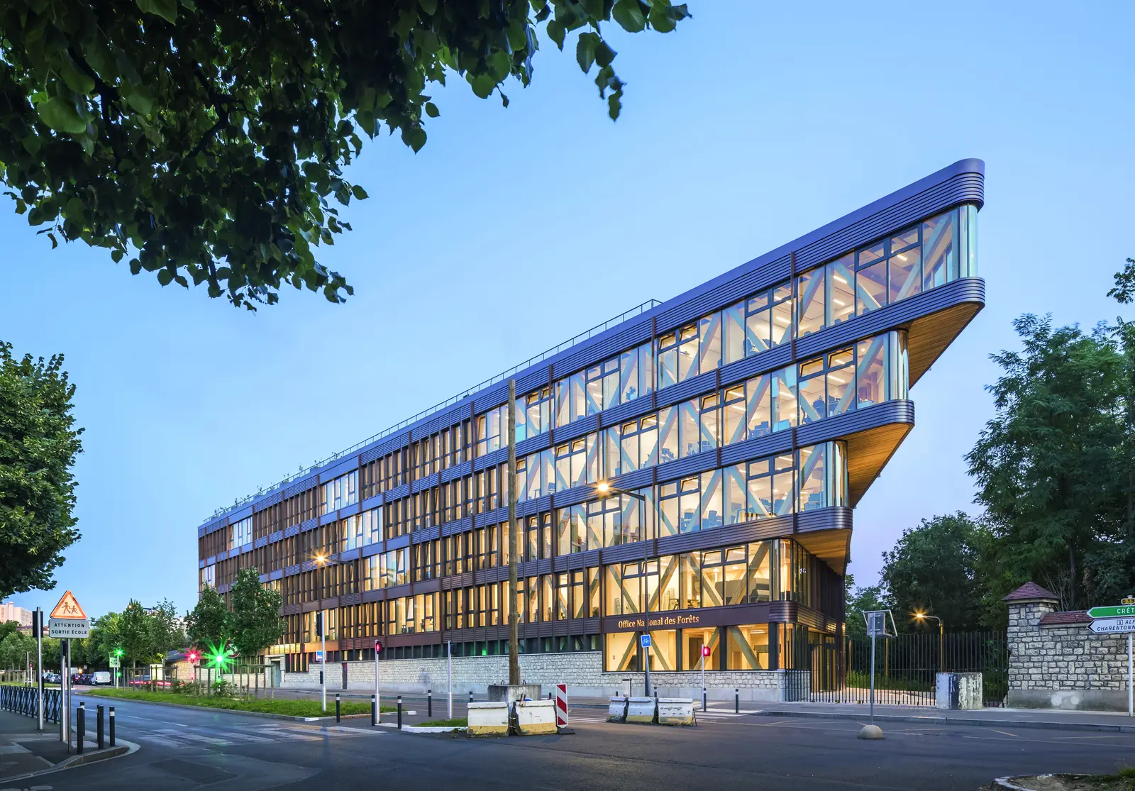 Fa&ccedil;ade du b&acirc;timent de l&rsquo;ONF avec ses plateaux en porte-&agrave;-faux, vue depuis la rue