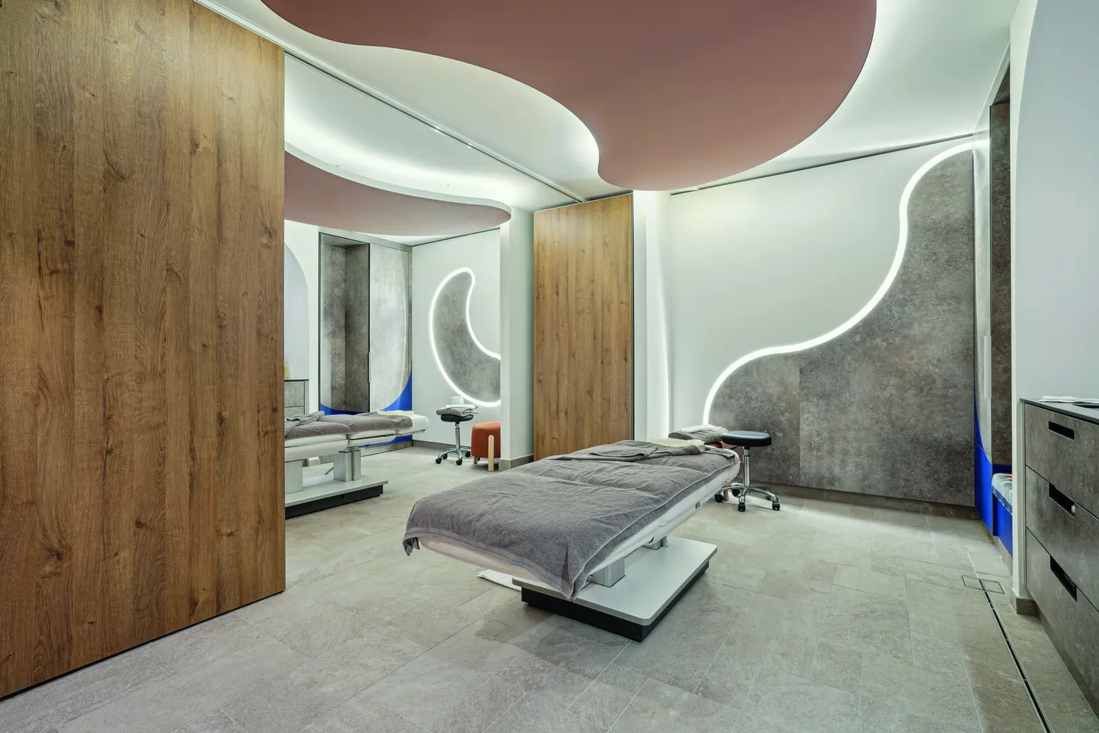 Salle de soins du spa avec plafond aux formes arrondies et &eacute;clairage Led