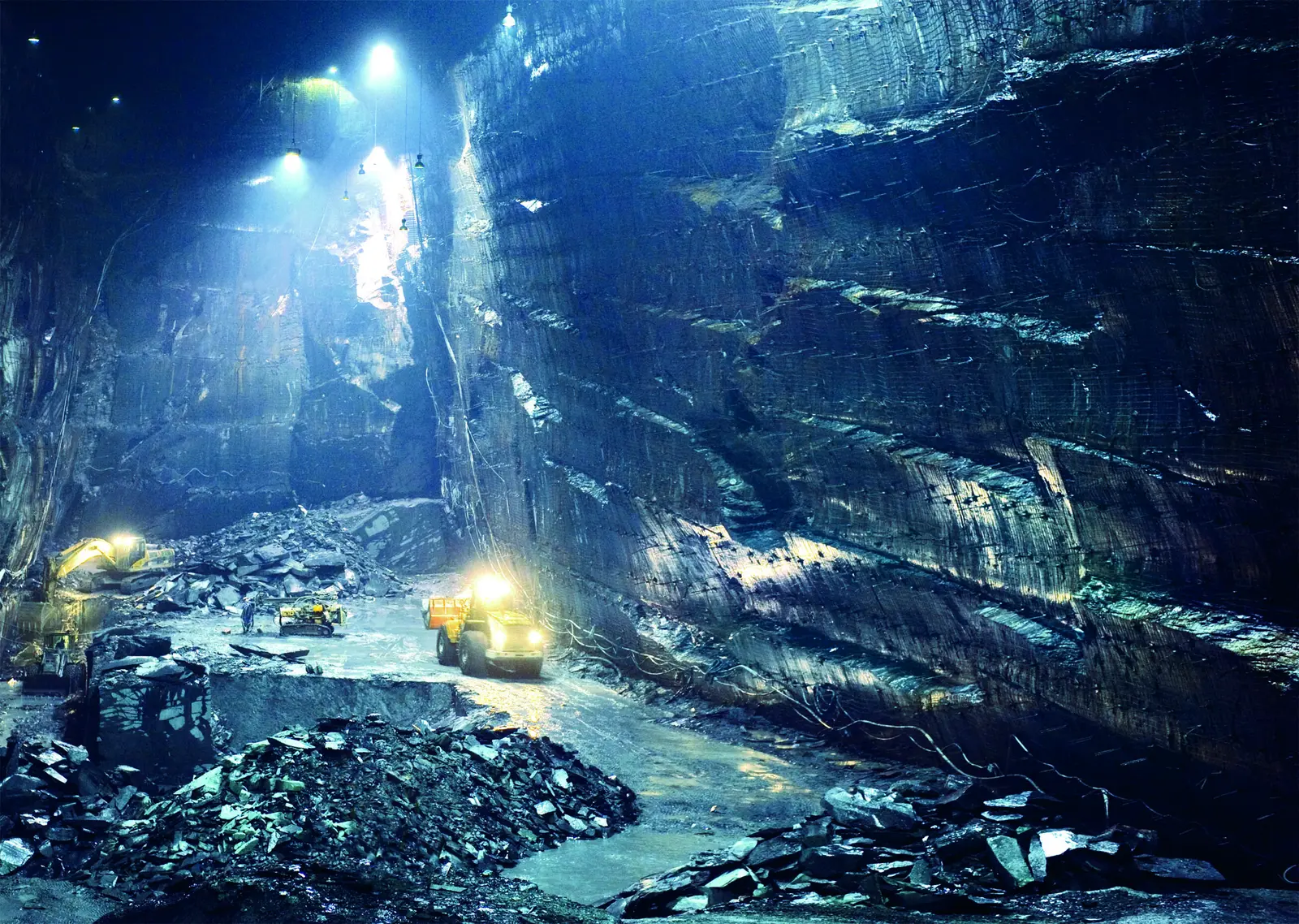 Galerie éclairée de la mine souterraine d’ardoise A Fraguiña