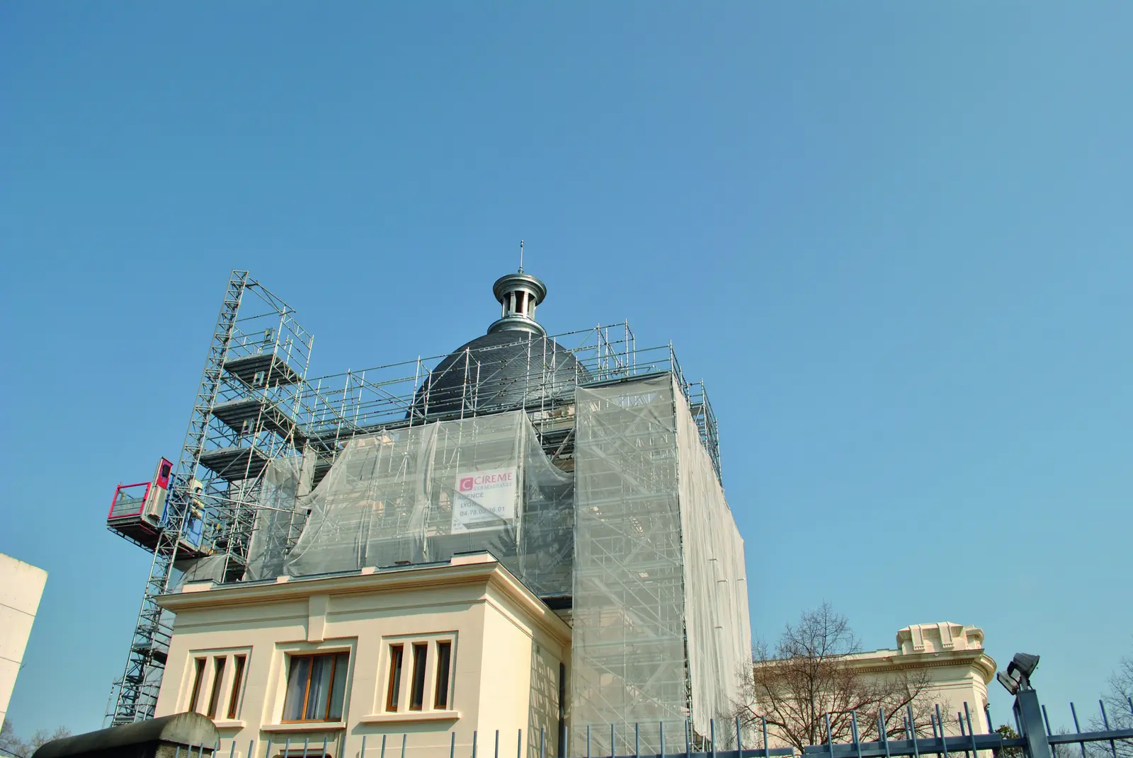 Le cr&eacute;matorium de Lyon sous &eacute;chafaudage pendant les travaux