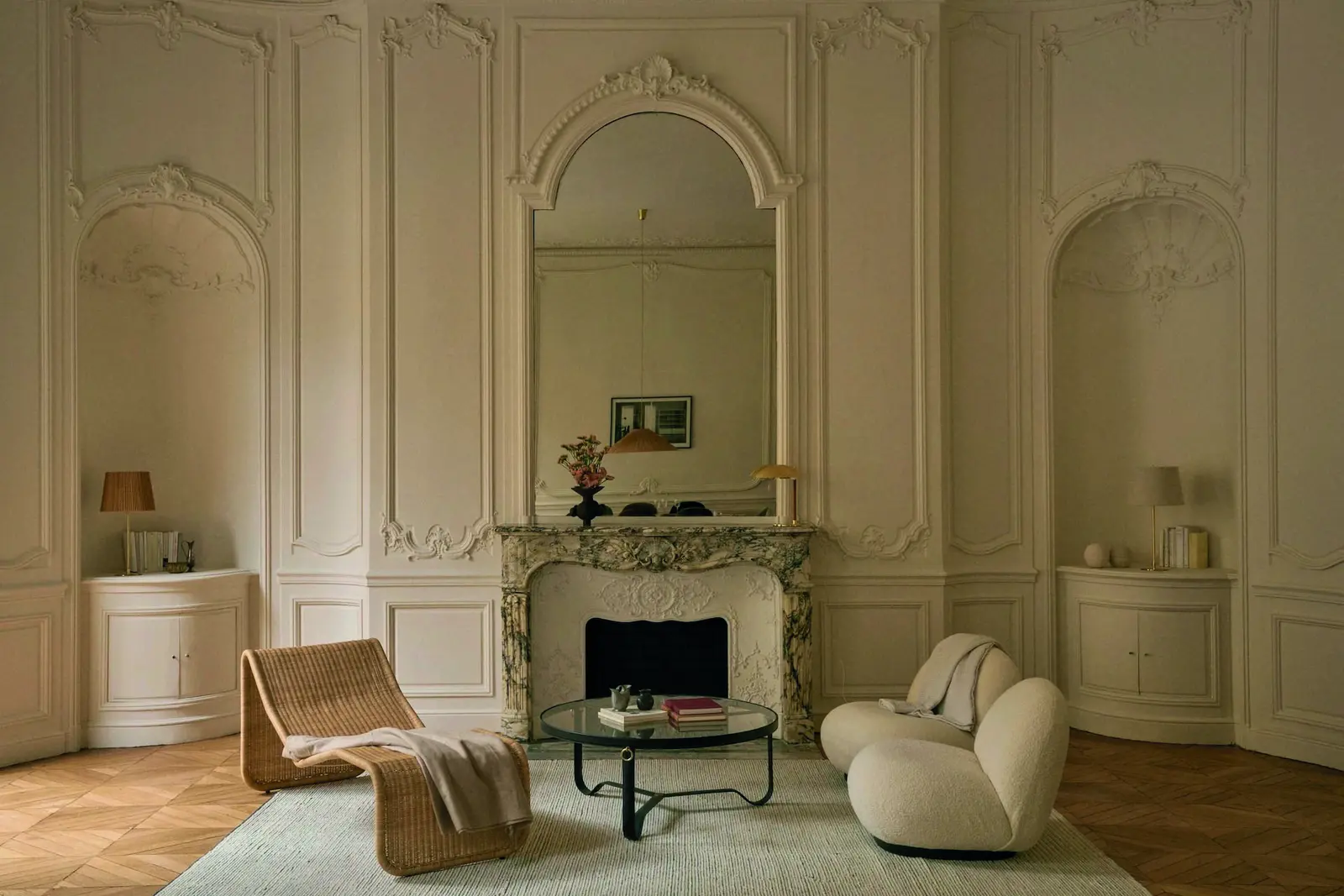 Mobilier Gubi dans un salon de la Gubi House Paris