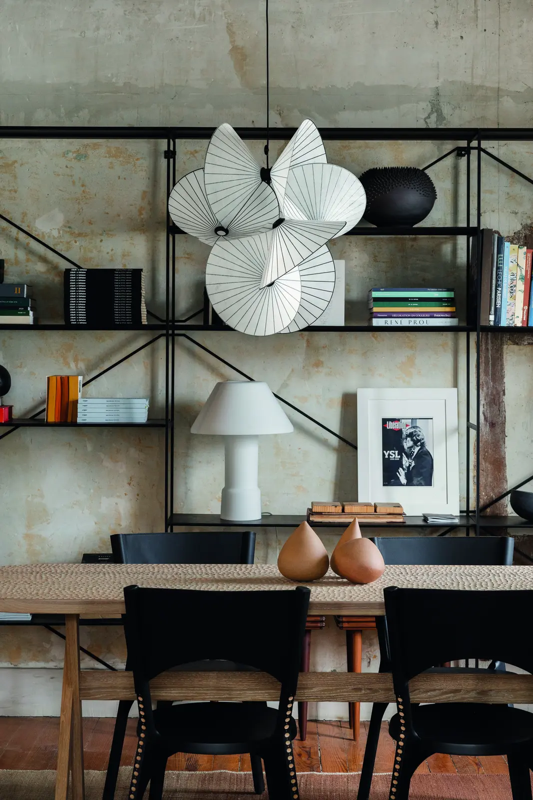 Mobilier et luminaires mis en scène dans le showroom entre:temps