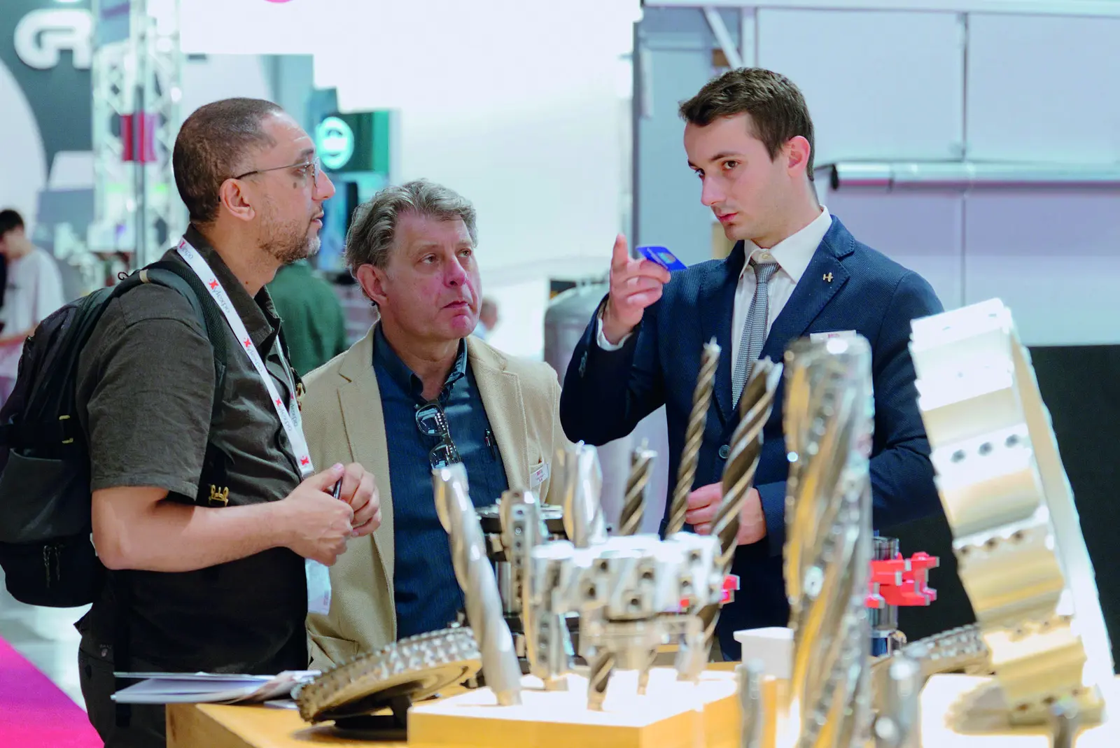 &Eacute;changes autour d&rsquo;outils de coupe sur un stand