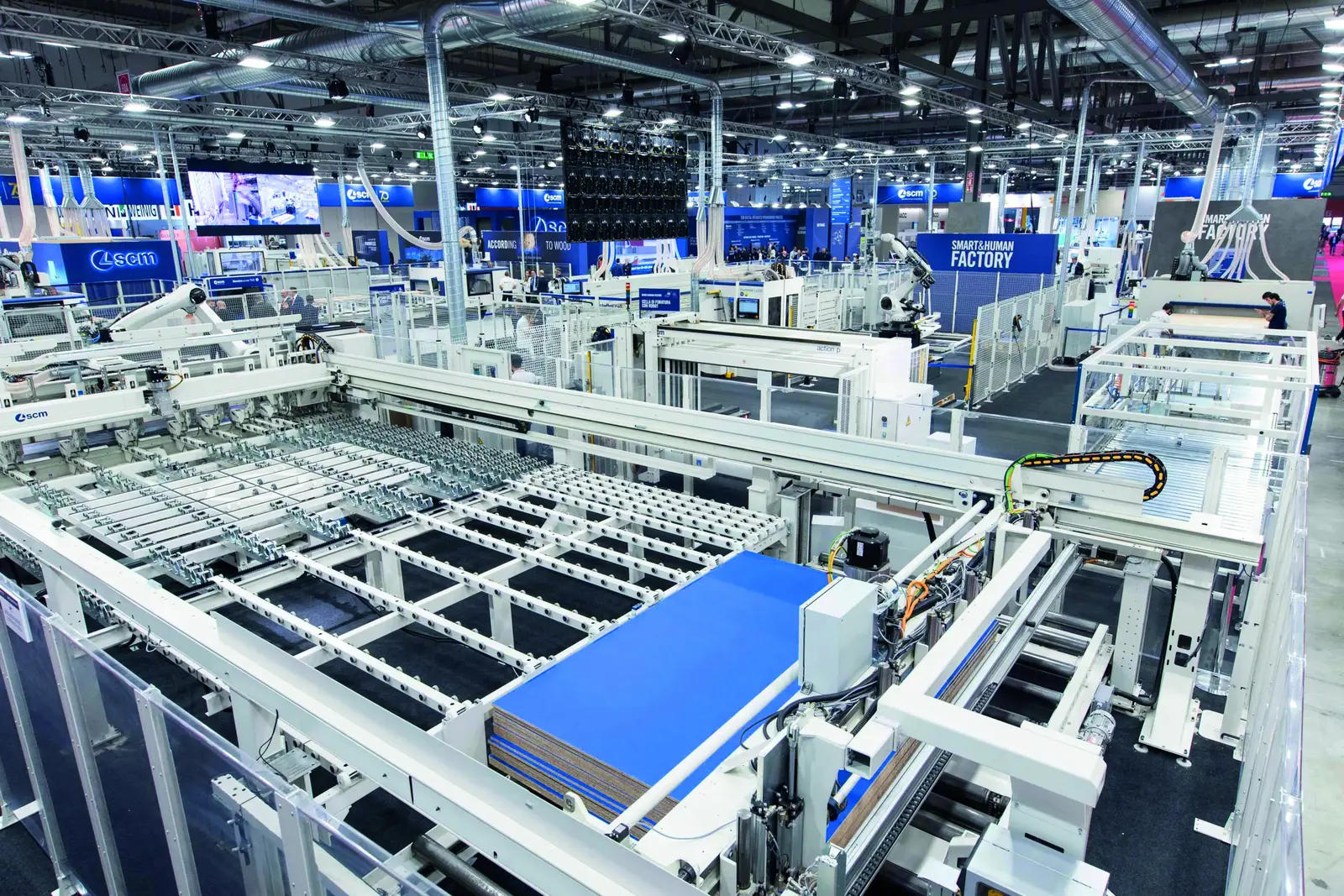 Lignes de machines automatis&eacute;es dans le Technology Center de SCM