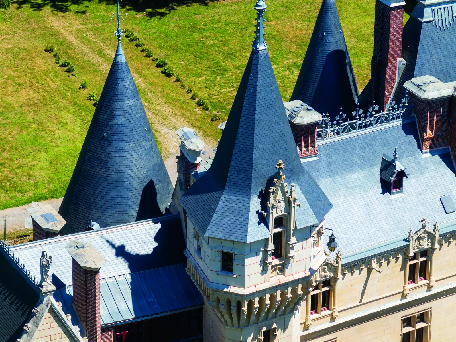 Toitures en ardoise du château de Vigny avec tourelles, lucarnes et cheminées