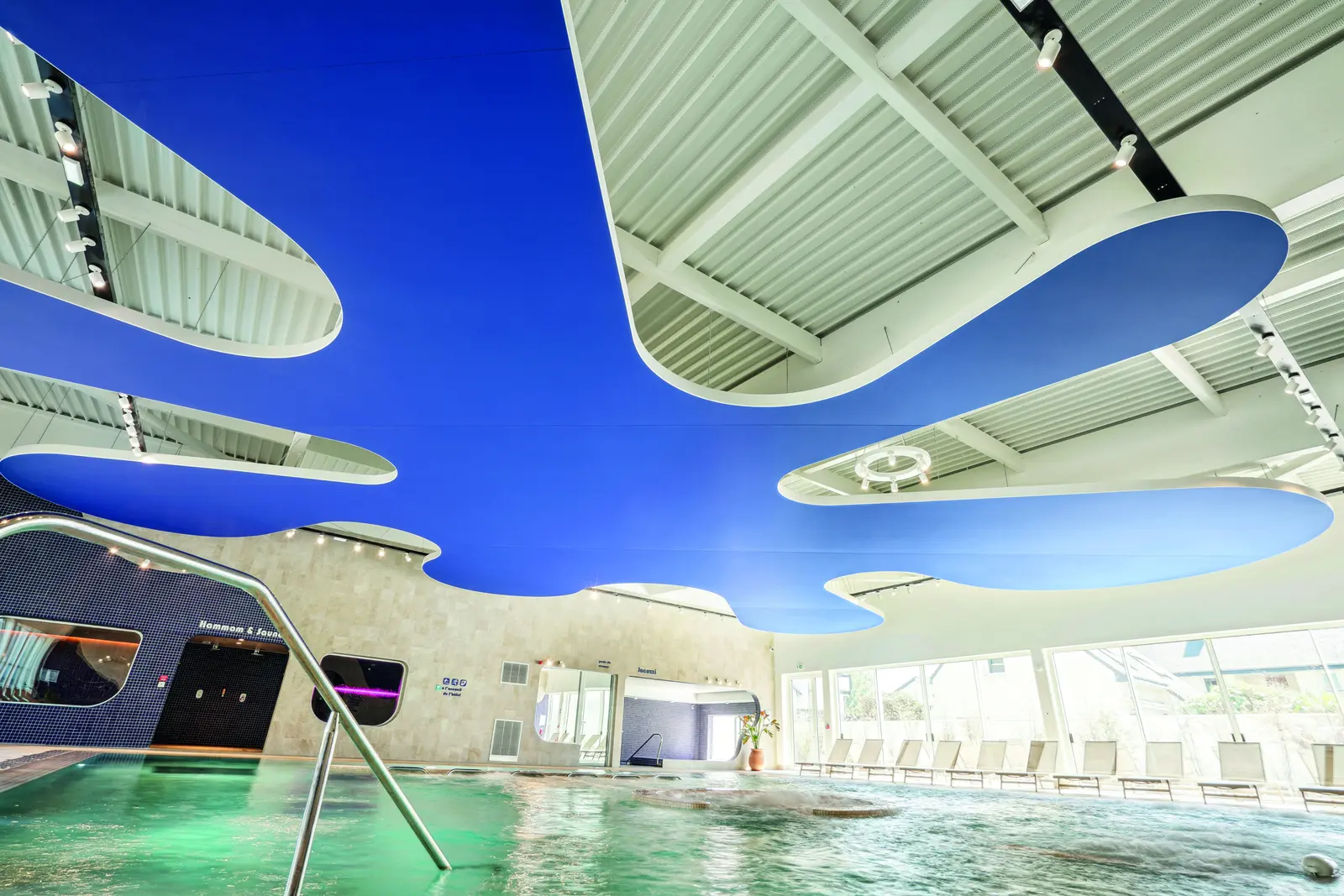 Vue en contre-plong&eacute;e du plafond sculptural
