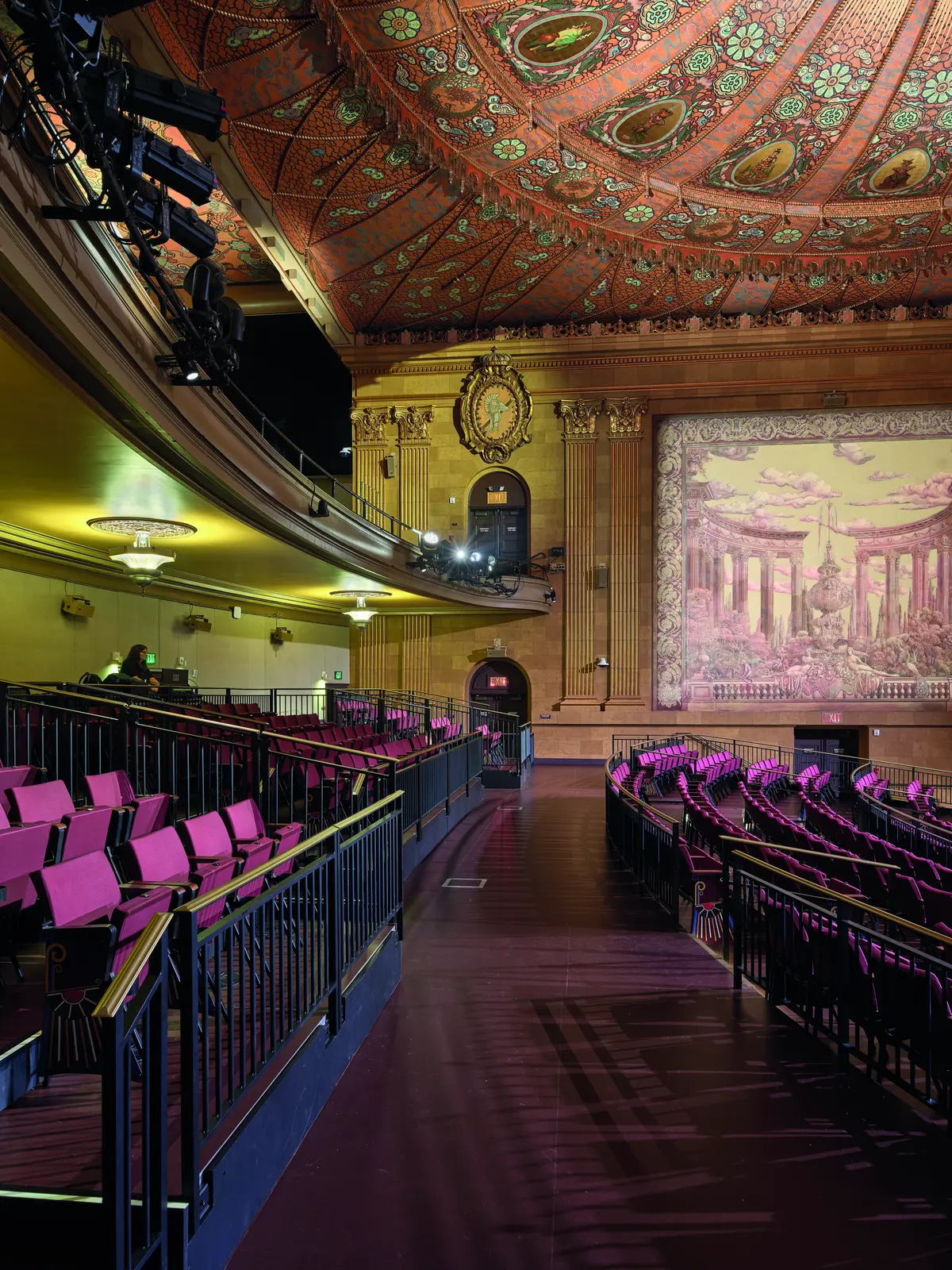 Le balcon et les fresques murales du th&eacute;&acirc;tre