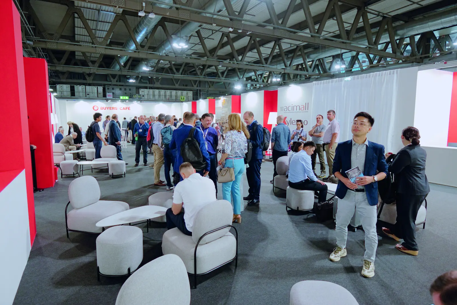 Espace lounge du salon avec visiteurs
