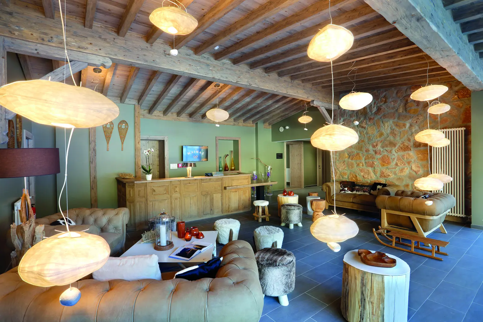 R&eacute;ception de l&rsquo;h&ocirc;tel La Mainaz &agrave; Gex, ambiance alpestre
