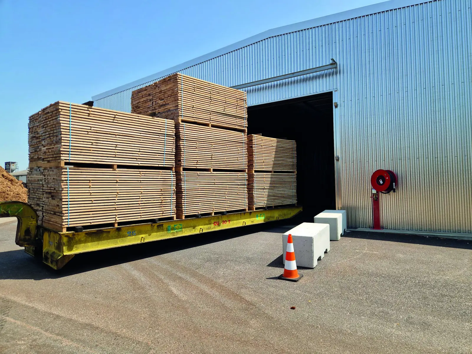 Chargement de paquets de bois dans le pr&eacute;s&eacute;choir
