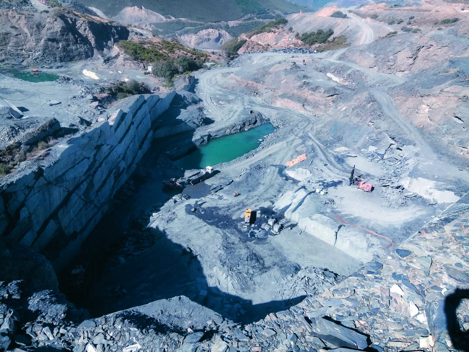 Vue aérienne d’une carrière d’ardoise