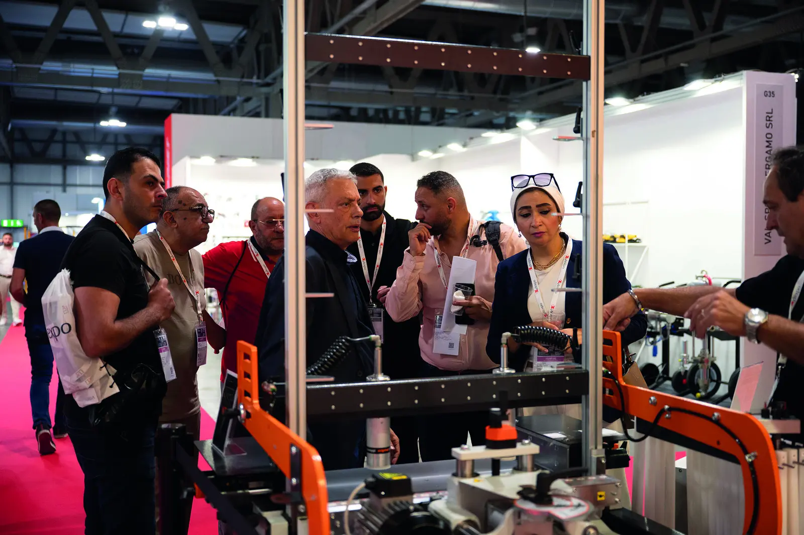 Visiteurs autour d&rsquo;une machine sur un stand de Xylexpo