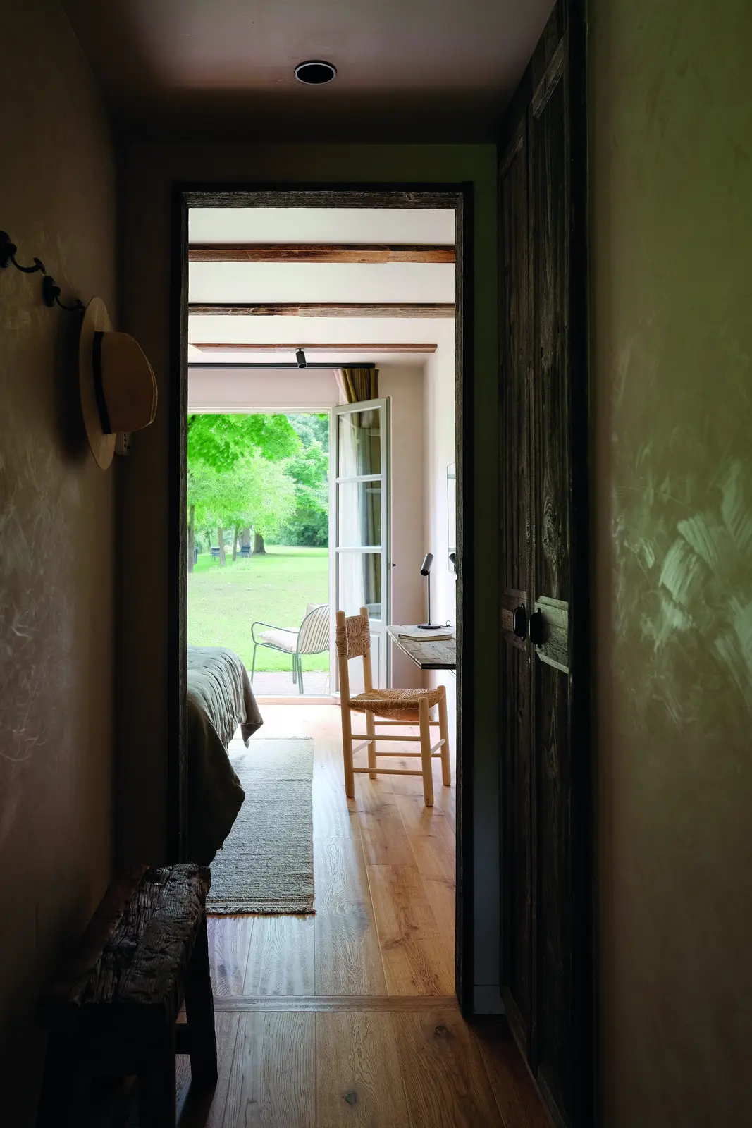 Enfilade ouverte sur le jardin au ch&acirc;teau de Villiers-le-Mahieu
