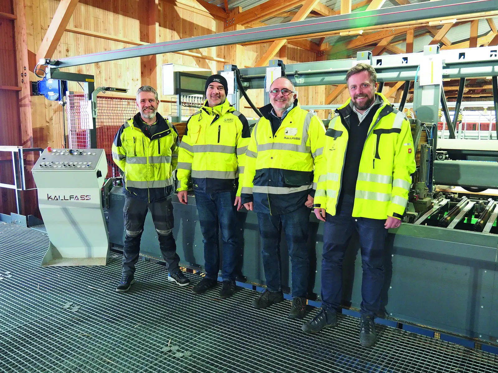 Quatre hommes en vestes de s&eacute;curit&eacute; jaunes posent devant une installation Kallfass