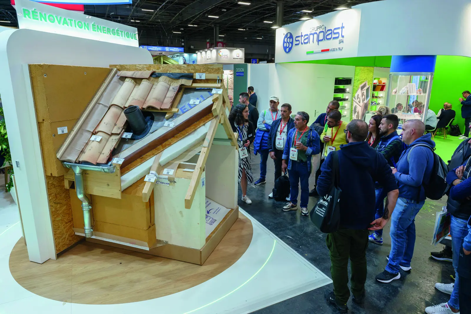 Maquette de toiture en tuiles présentée sur un stand du salon