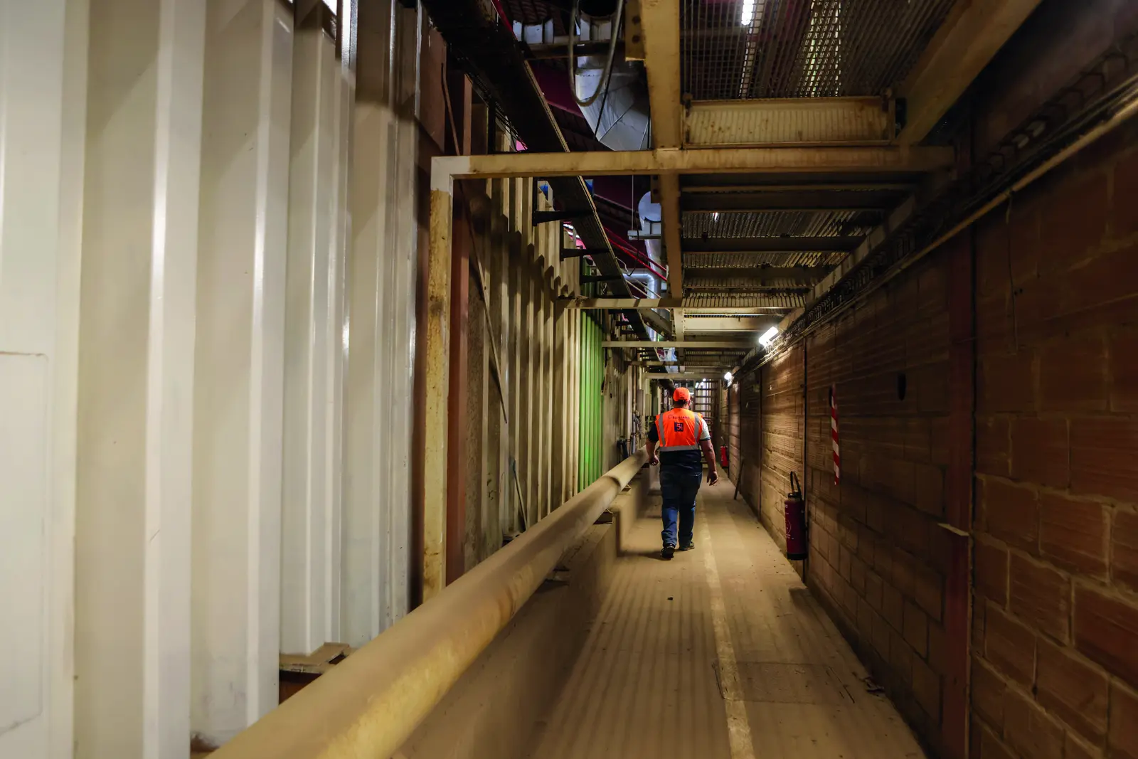 Couloir longeant le four tunnel de l’usine