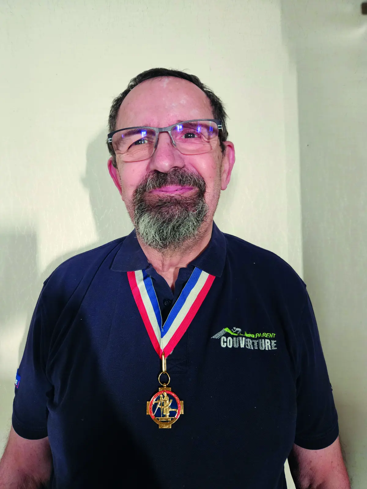 Portrait de Laurent Calmanovici portant la médaille de Meilleur Ouvrier de France