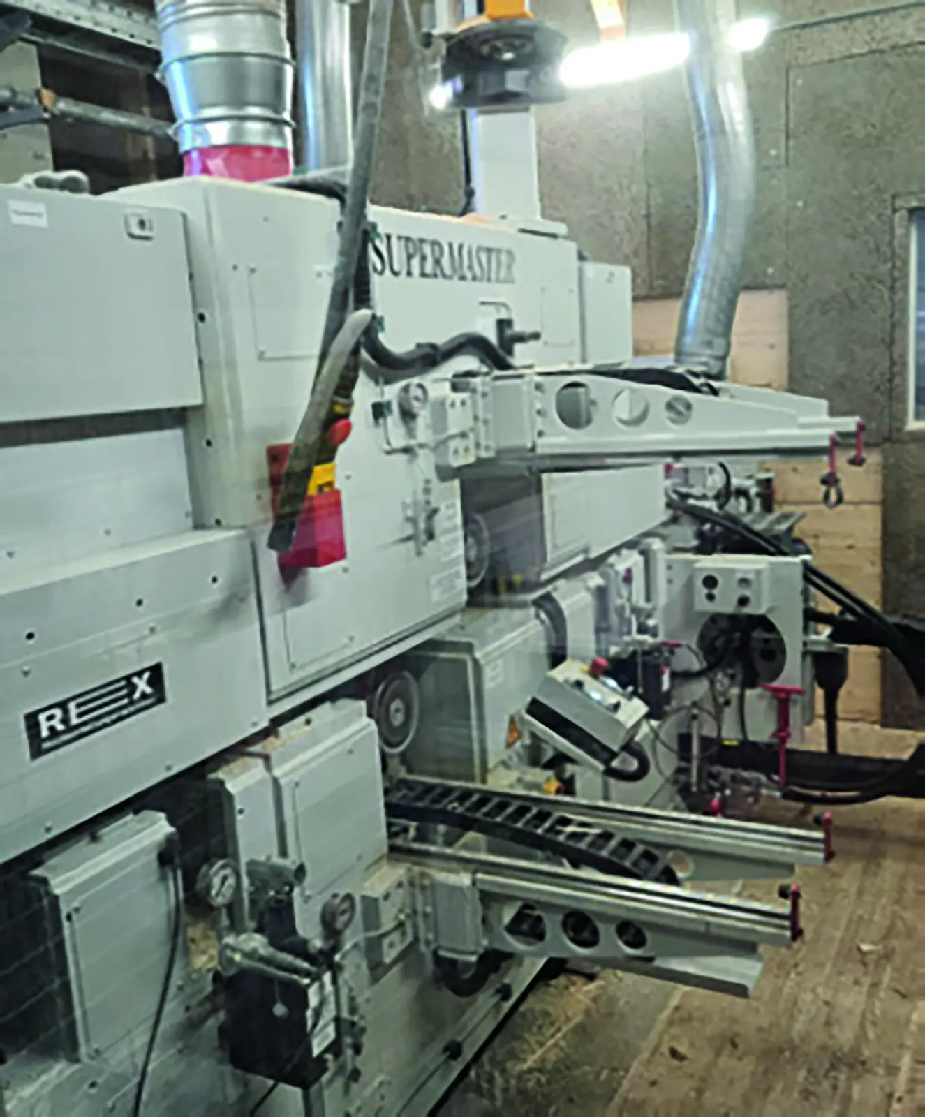 Pr&eacute;raboteuse REX SuperMaster HC vue &agrave; travers la vitre de son capot