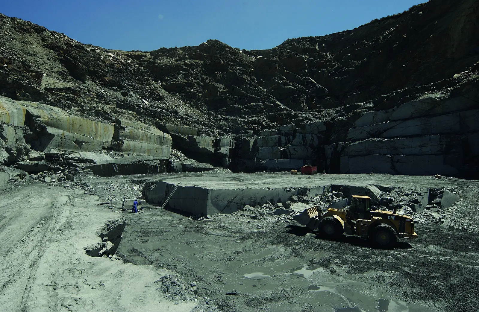 Carrière d’ardoise à ciel ouvert de Valdemiguel avec engins de chantier