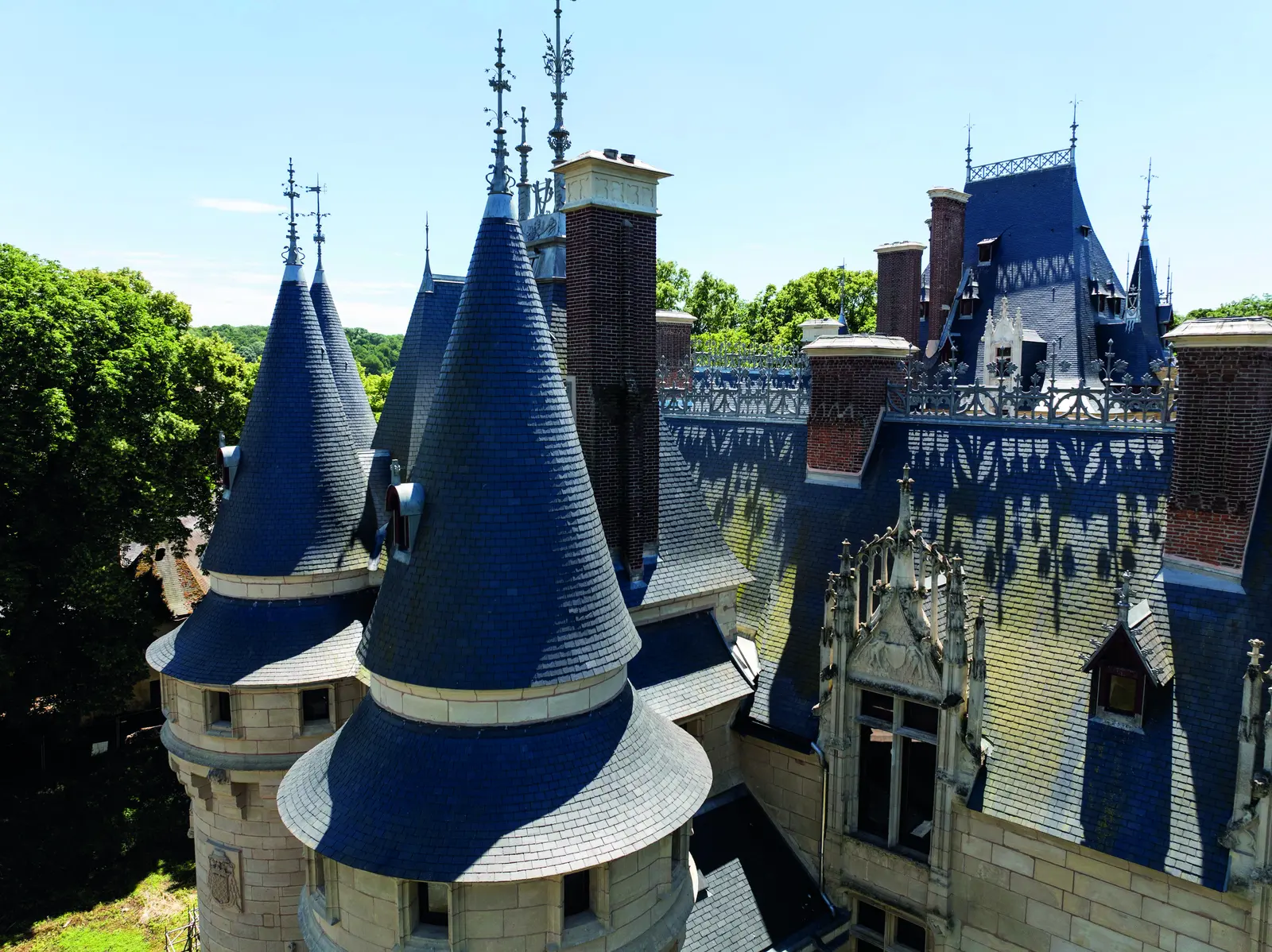 Tourelles coniques couvertes d’ardoises du château de Vigny